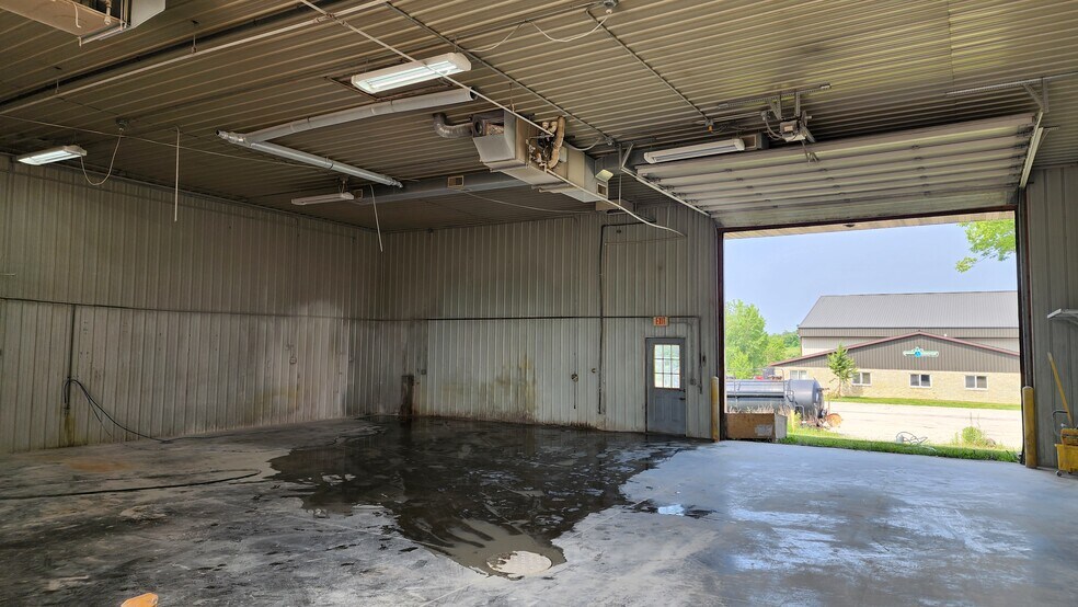 More Photos Of N1009 County Road L, Watertown Warehouse For Lease