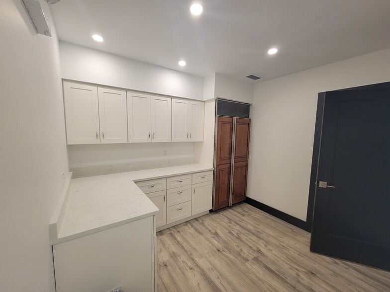 More Photos Of 3888 Mannix Dr, Naples Light Manufacturing For Lease