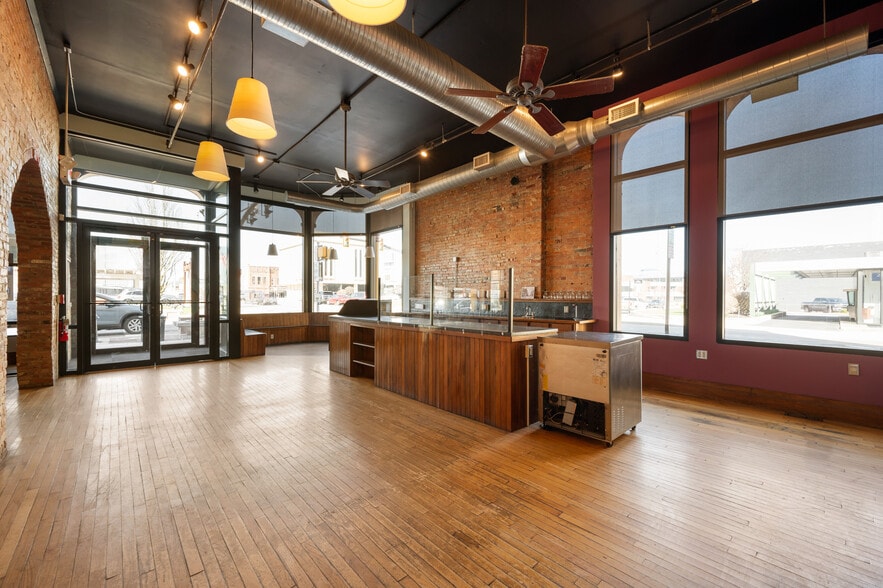 More Photos Of 108 S Walnut St, Muncie Office For Sale