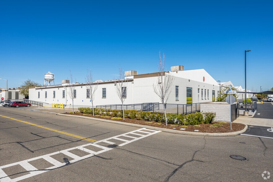 More Photos Of 5012-5116 Dudley Blvd, Mcclellan Flex For Lease