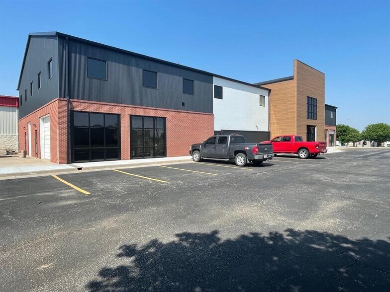 More Photos Of 221 W 44th St, Kearney Showroom For Lease