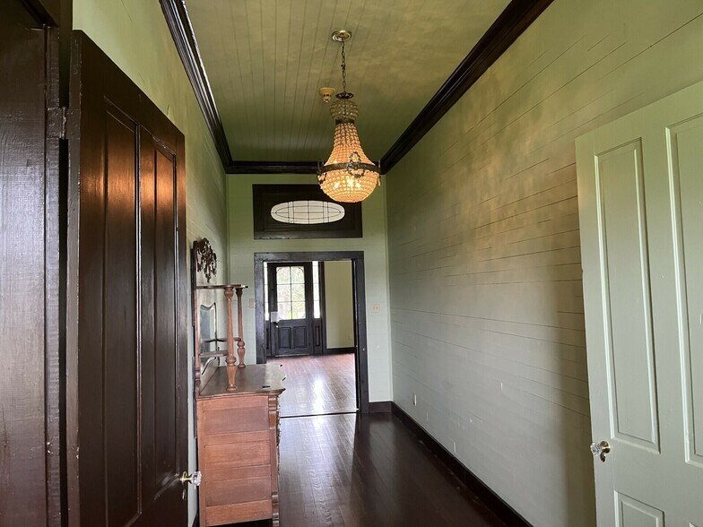 More Photos Of 1862 LA-22, Madisonville Specialty For Sale