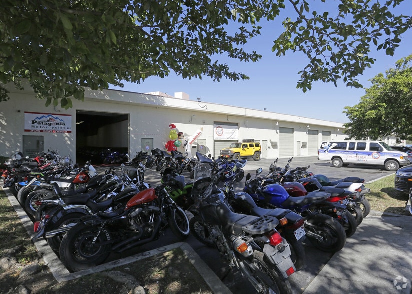 More Photos Of 2261-2299 NE 164th St, Aventura Warehouse For Lease