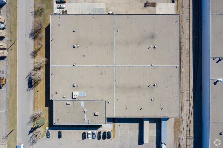 More Photos Of 5920 40th St SE, Calgary Light Distribution For Sale