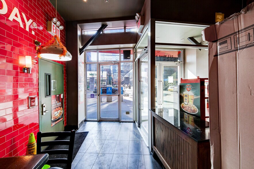 More Photos Of 211 W 34th St, New York Storefront For Sale