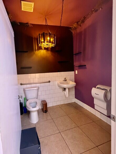 More Photos Of 816 Lincoln Blvd, Venice Storefront For Lease