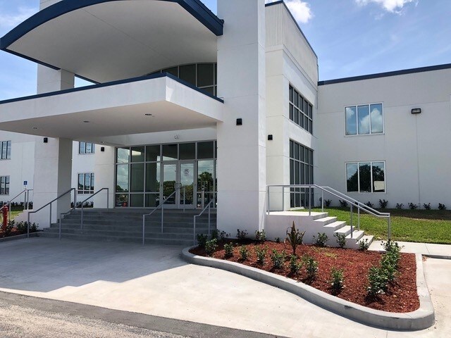 More Photos Of 511 N John Rodes Blvd, Melbourne Office For Lease