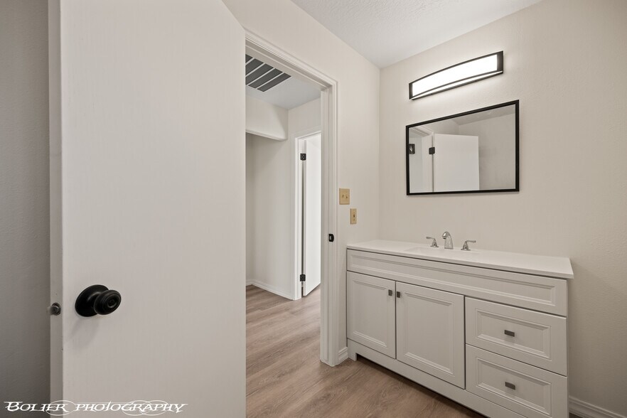 More Photos Of 320 E Old Mill Rd, Mesquite Office For Sale