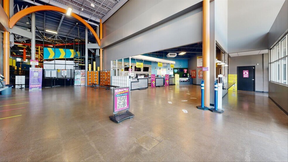 More Photos Of 14450 Mundy Dr, Noblesville Storefront For Sale