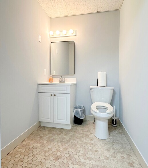 More Photos Of 406 E Pennsylvania Blvd, Feasterville Trevose Light Distribution For Lease