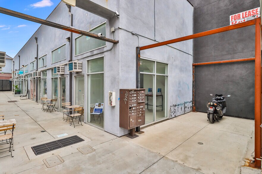 More Photos Of 1040 S Los Angeles St, Los Angeles Freestanding For Sale