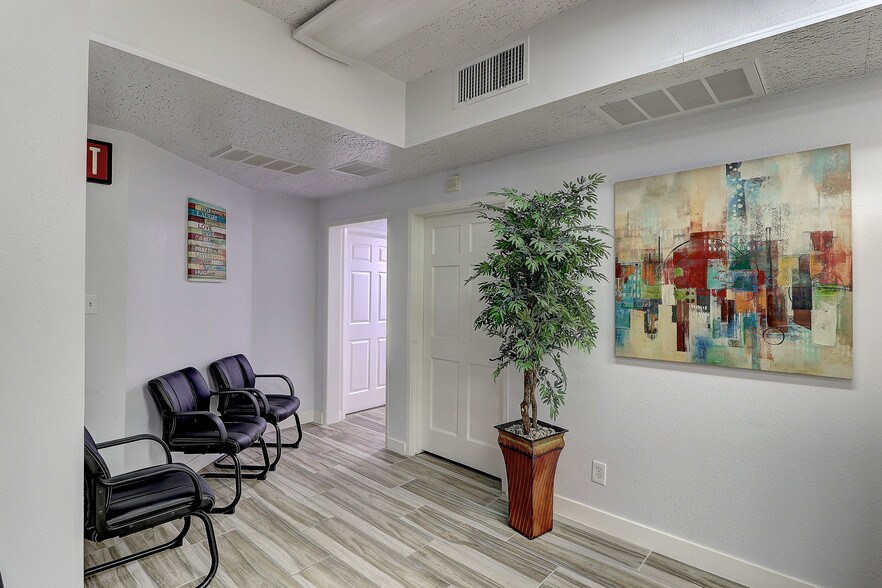 More Photos Of 5901 W Indian School Rd, Phoenix Medical For Sale