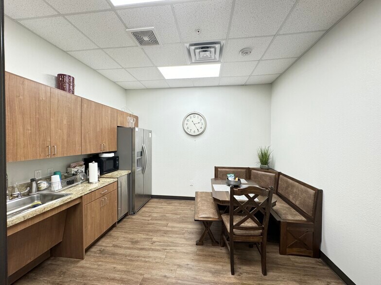 More Photos Of 1011 Surrey Ln, Flower Mound Office For Lease