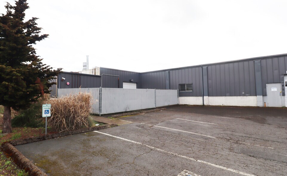 More Photos Of 120-220 Palmer Ave, Cottage Grove Warehouse For Sale