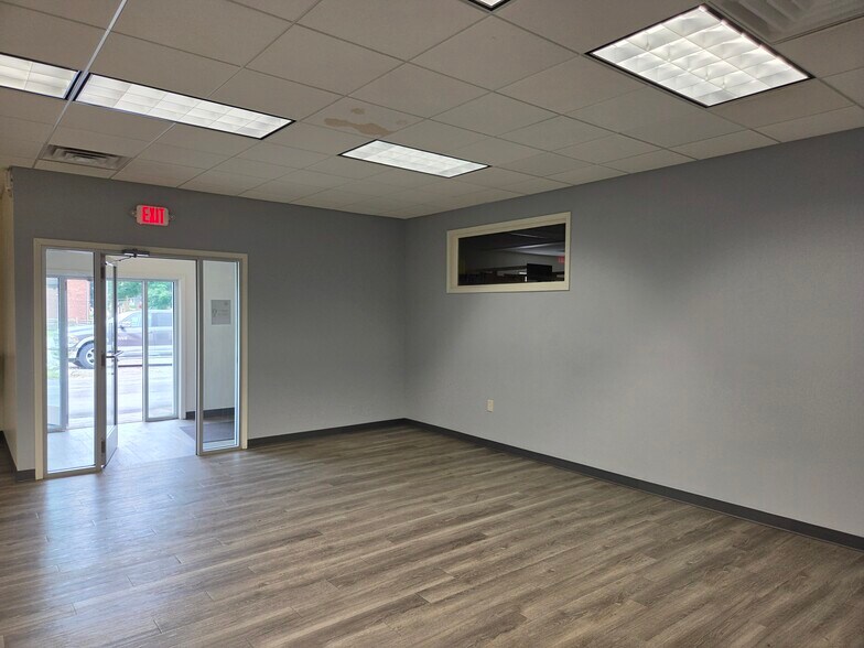 More Photos Of 101-103 S Talbot St, Addison Bank For Lease