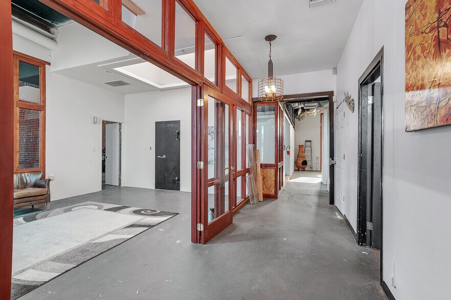 More Photos Of 660 N Thompson St, Portland Showroom For Sale