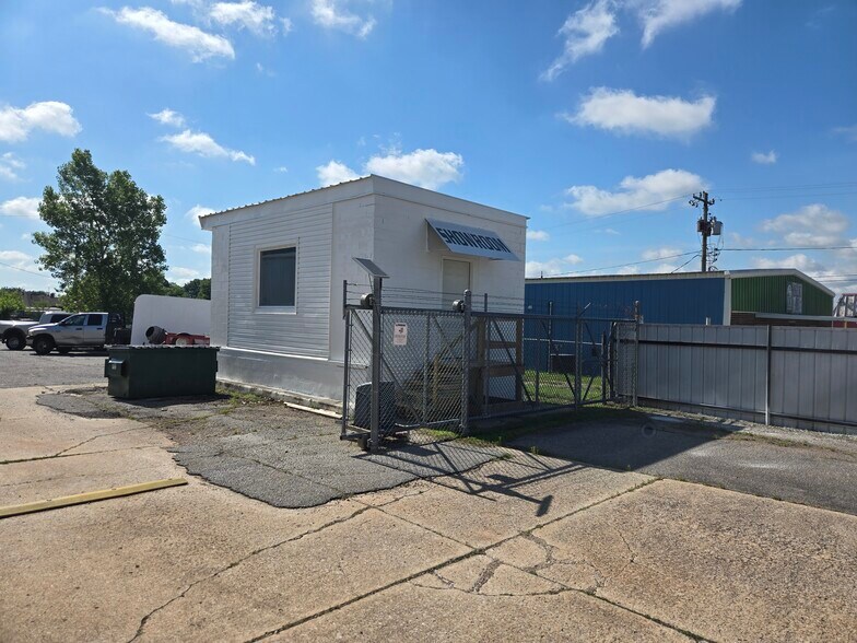 More Photos Of 1813 N Harrison St, Shawnee Office For Lease