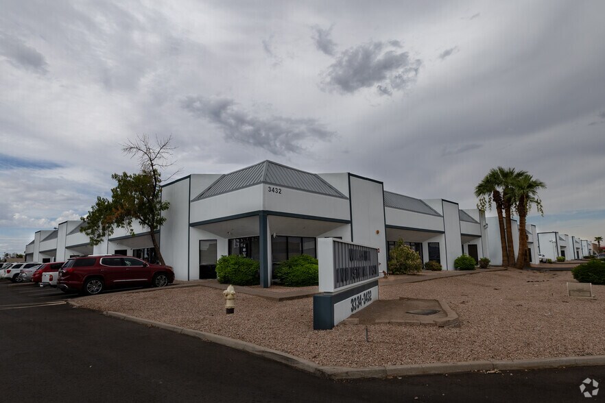 Primary Photo Of 3334-3432 W Wilshire Dr, Phoenix Warehouse For Lease