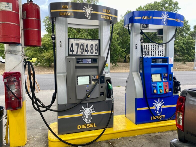 More Photos Of 246-02 South Conduit, Rosedale Service Station For Sale