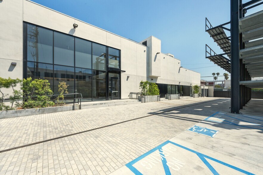 More Photos Of 940 N Highland Ave, Los Angeles Loft Creative Space For Lease