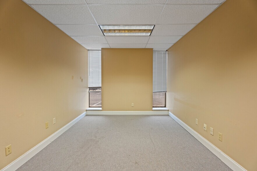 More Photos Of 3305 66th St, Lubbock Office For Sale