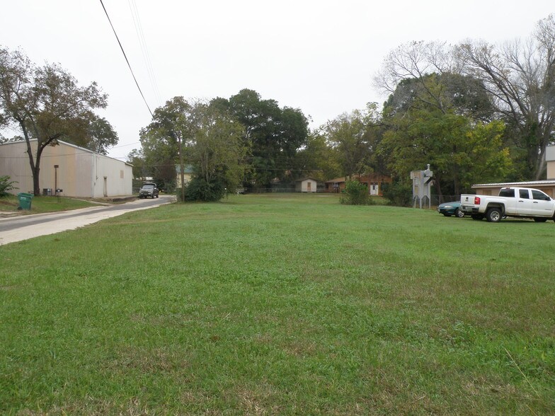 More Photos Of 919 W Debard St, Palestine Land For Lease