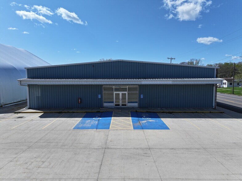 More Photos Of 418 N Michigan Ave, Edgerton Freestanding For Sale