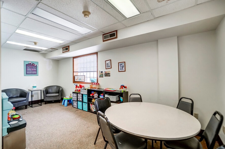 More Photos Of 413-419 N Main St, Findlay Showroom For Sale