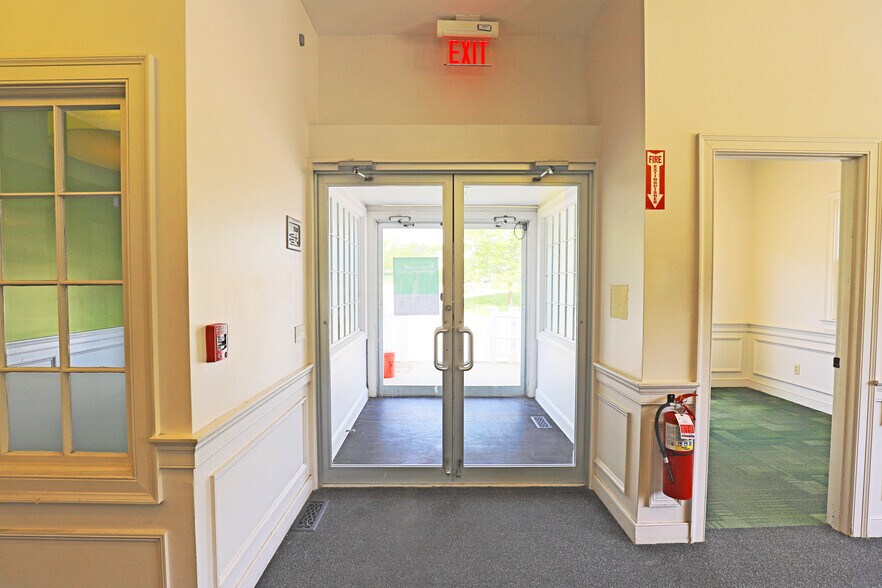 More Photos Of 2 Barlows Landing Rd, Pocasset Bank For Lease