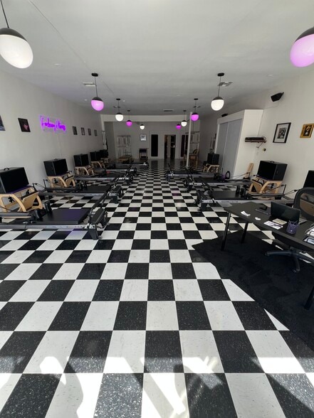 More Photos Of 12319 Ventura Blvd, Studio City Storefront For Lease