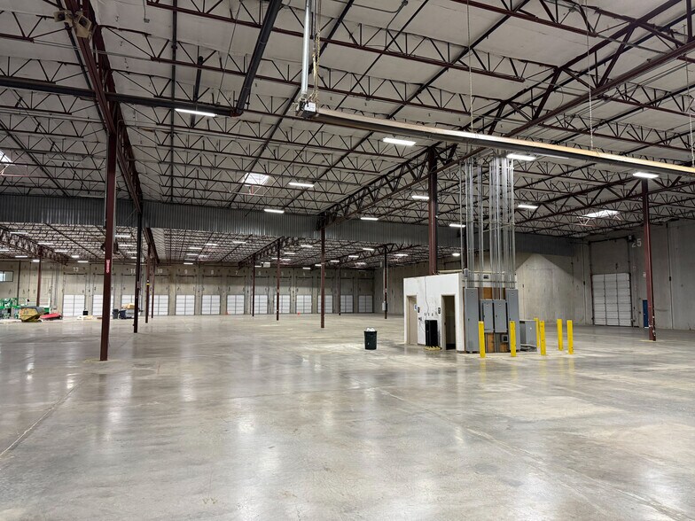 More Photos Of 12225 SW Myslony St, Tualatin Distribution For Sale