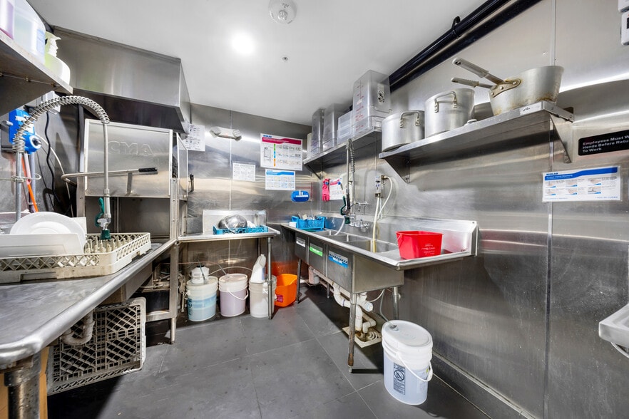 More Photos Of 1360 NW 88th Ave, Doral Bar For Sale