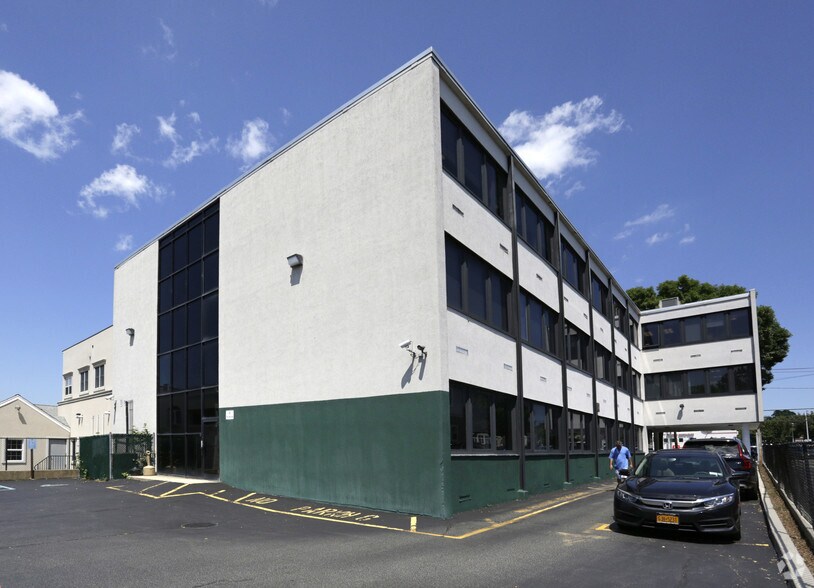 More Photos Of 23 Green St, Huntington Office For Lease