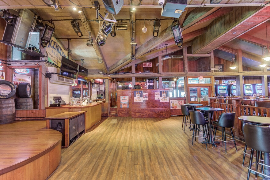 More Photos Of 2166 Highpoint Rd, Snellville Bar For Lease