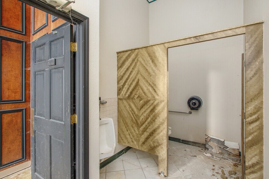 More Photos Of 5030 Coldwater Rd, Flint Freestanding For Lease