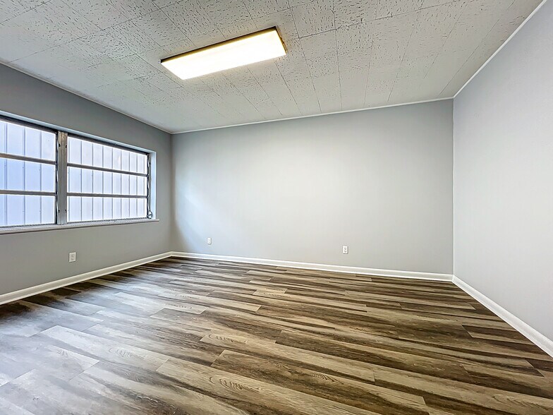 More Photos Of 1976 W Fairbanks Ave, Winter Park General Retail For Sale