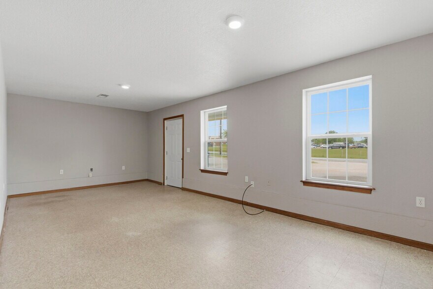 More Photos Of 136 N Prigmor Ave, Joplin Industrial For Sale