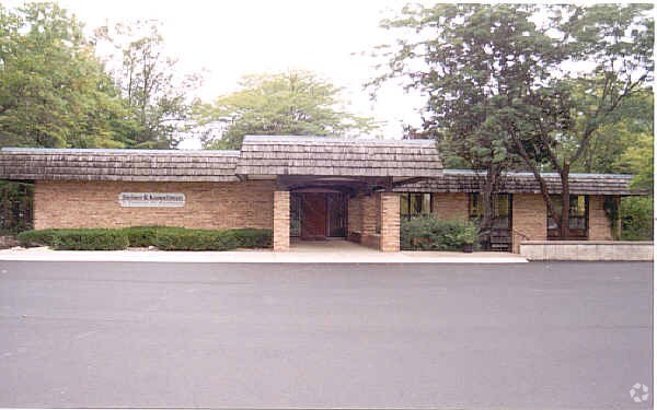 More Photos Of 18340 Minnetonka Blvd, Deephaven Office For Lease
