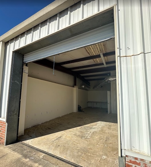 More Photos Of 1975 Mall Blvd, Auburn Warehouse For Lease