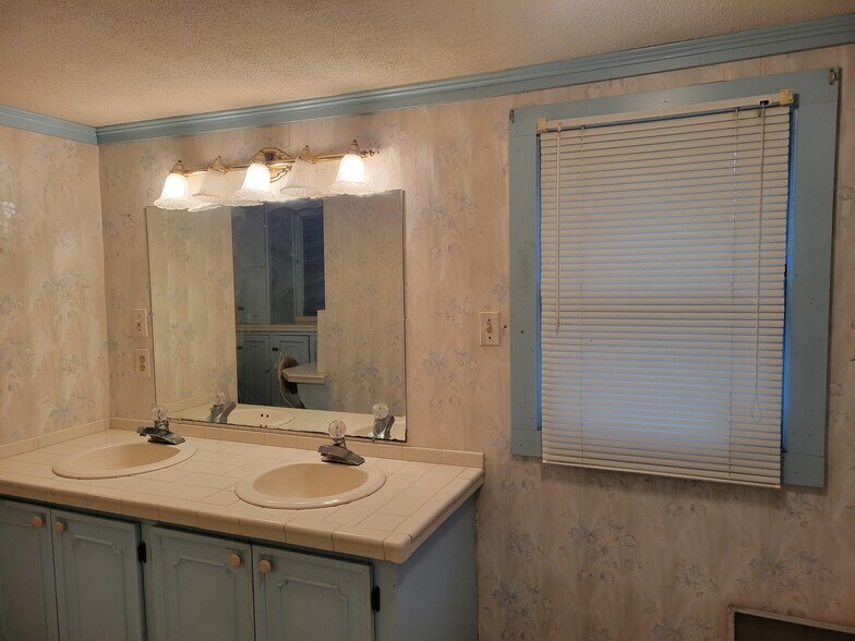 More Photos Of 1110 Hawkins Ave, Sanford Light Manufacturing For Sale