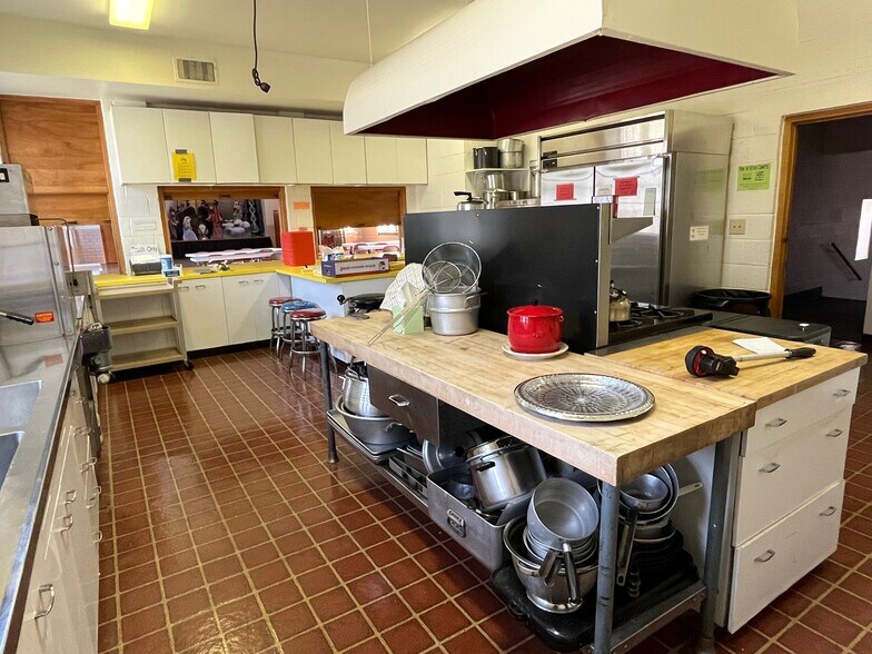 More Photos Of 8400 Park Ave, Allen Park Religious Facility For Lease