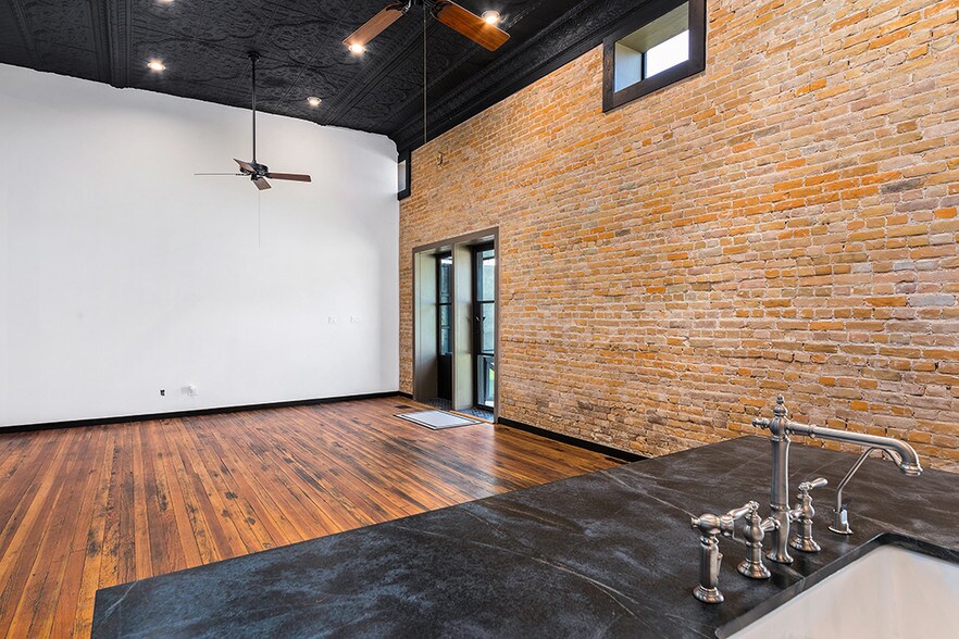 More Photos Of 612 High St, Comfort Storefront Retail Residential For Sale