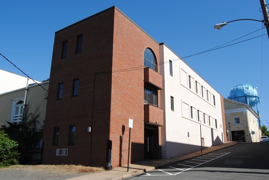 More Photos Of 82 Main St, Warrenton Office For Lease