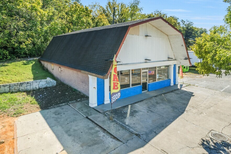More Photos Of 211 N Riverside Dr, Clarksville Freestanding For Sale