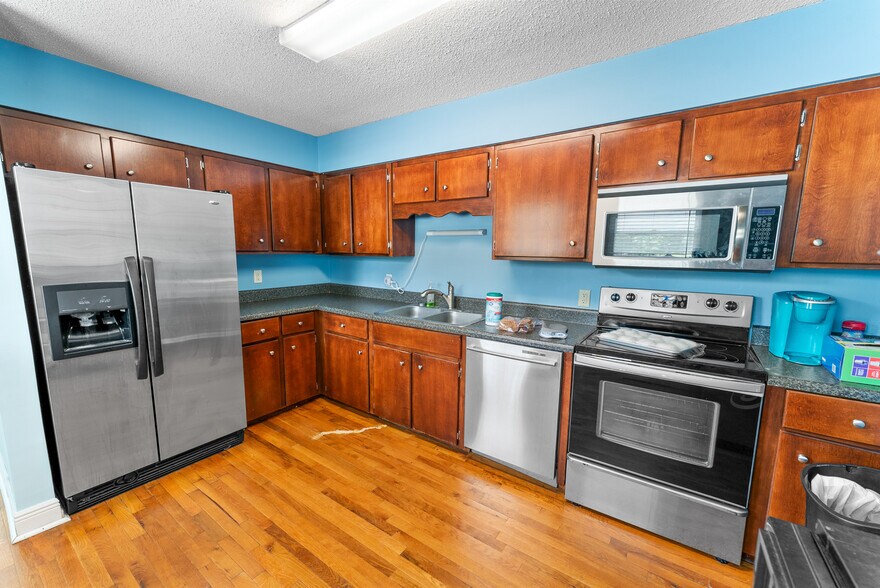 More Photos Of 202 E General Stewart Hwy, Hinesville Office For Sale