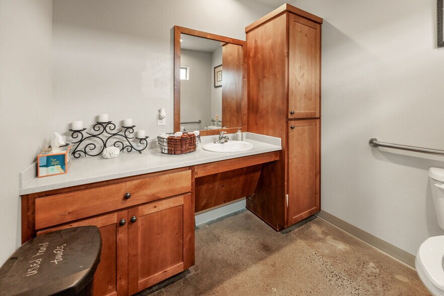 More Photos Of 3847 S Pacific Hwy, Medford General Retail For Sale