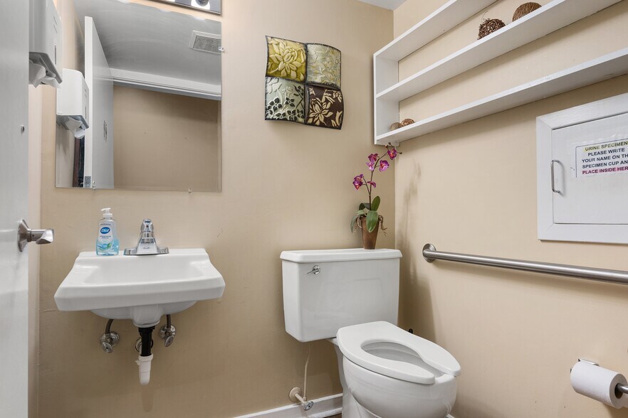 More Photos Of 207 Ridgely Ave, Annapolis Medical For Lease