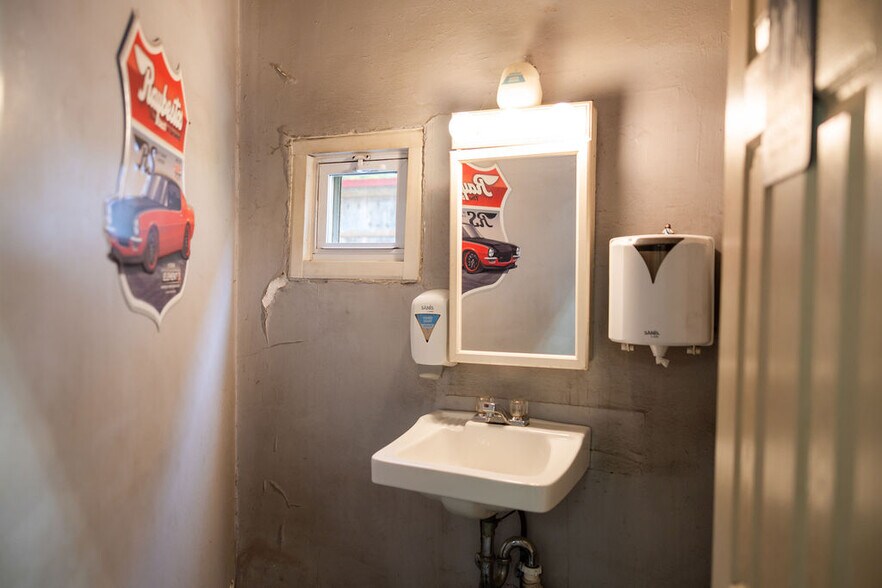 More Photos Of 8257 Frankford Ave, Philadelphia Auto Repair For Sale