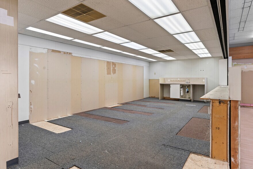 More Photos Of 32 Union St, Easthampton Storefront For Lease