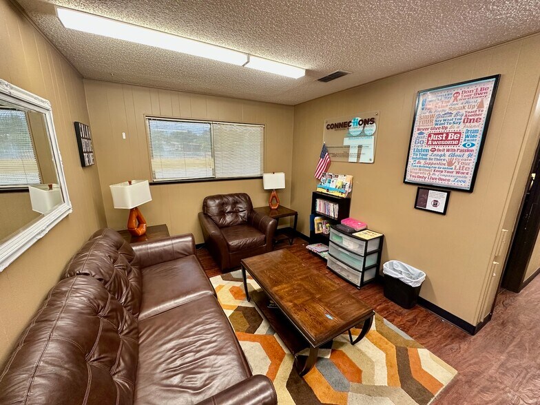 More Photos Of 1010 Zanderson Ave, Jourdanton Office For Lease